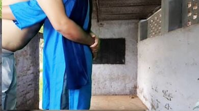 गांव के बंद स्कूल में यूनिफार्म पहनी लड़की को चोदा