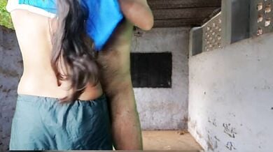 गांव के बंद स्कूल में यूनिफार्म पहनी लड़की को चोदा