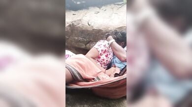 चुदासी तमिल लड़की बॉयफ्रेंड का लौड़ा चूसी बड़े पत्थर के आड़ में