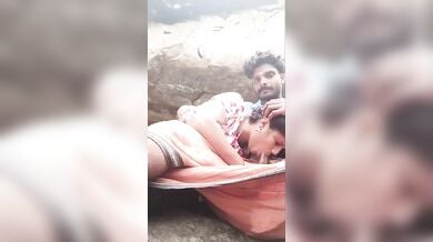 चुदासी तमिल लड़की बॉयफ्रेंड का लौड़ा चूसी बड़े पत्थर के आड़ में