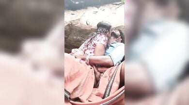 चुदासी तमिल लड़की बॉयफ्रेंड का लौड़ा चूसी बड़े पत्थर के आड़ में