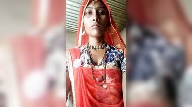 राजस्थानी, देहाती औरत ने स्कर्ट उठाकर दिखाई चूत और गांड