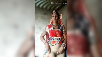 राजस्थानी, देहाती औरत ने स्कर्ट उठाकर दिखाई चूत और गांड