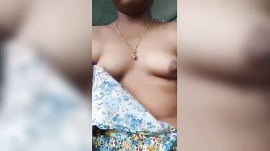 नेपाली लड़की ने डाली फैट चूत में उंगलियां