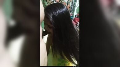 बीवी के बालों को संवारते हुए लिया ब्लौजॉब का मजा