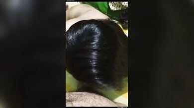 बीवी के बालों को संवारते हुए लिया ब्लौजॉब का मजा