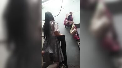 टीचर ने स्टूडेंट लड़की की स्कर्ट उठा के की चुदाई