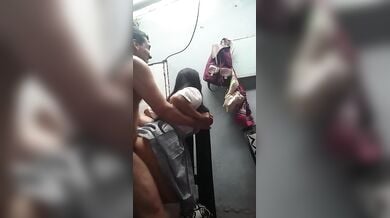 टीचर ने स्टूडेंट लड़की की स्कर्ट उठा के की चुदाई