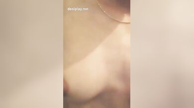 ब्यूटीफुल लड़की ने दबाया अपना गोरा गोरा चूचा