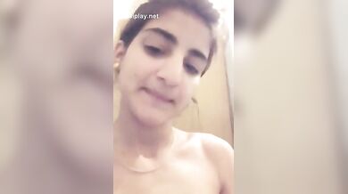 ब्यूटीफुल लड़की ने दबाया अपना गोरा गोरा चूचा