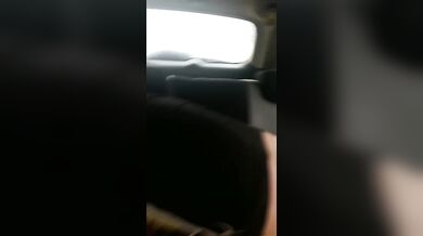 नेपाली चौकीदार से कार में चुदती लड़की