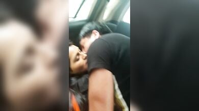 नेपाली चौकीदार से कार में चुदती लड़की