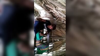 नेपाली लवर्स ने की खेत में बने झोपडी में चुदाई