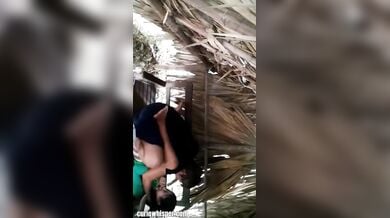 नेपाली लवर्स ने की खेत में बने झोपडी में चुदाई
