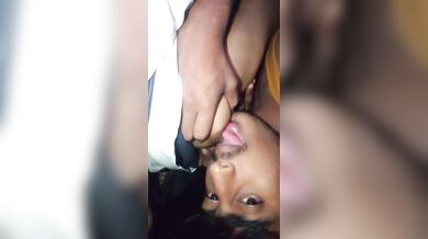 गर्लफ्रेंड के टाइट बूब्स को सक कर चूसाया उसको बडा लंड