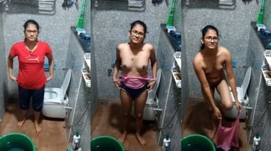 चश्मिश गर्ल ने बाथरूम मे बनाई अपनी न्यूड वीडियो