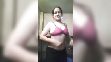 घर पर अकेली सुन्दर लड़की ने दिखाई अपनी नंगी बदन