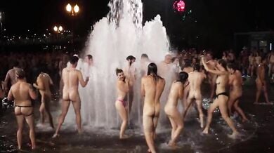 स्विंगर्स क्लब के मेंबर्स ने वॉटर फाउंटेन में किया नंगा जश्न