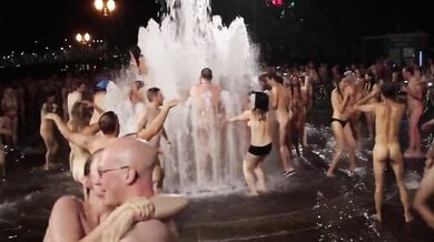 स्विंगर्स क्लब के मेंबर्स ने वॉटर फाउंटेन में किया नंगा जश्न