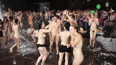 स्विंगर्स क्लब के मेंबर्स ने वॉटर फाउंटेन में किया नंगा जश्न