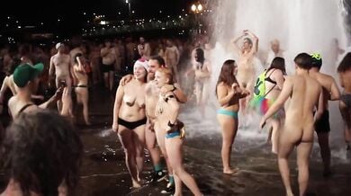 स्विंगर्स क्लब के मेंबर्स ने वॉटर फाउंटेन में किया नंगा जश्न