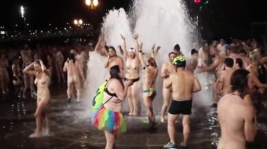 स्विंगर्स क्लब के मेंबर्स ने वॉटर फाउंटेन में किया नंगा जश्न