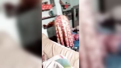 गुजराती बीवी चुदाई के लिए पति के सामने हुई खुद नंगी