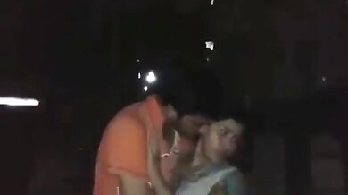 जॉइंट फैमिली देवर ने अंधेरे कमरे में की भाभी से चुम्मा चाटी