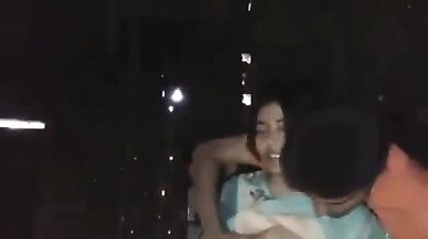 जॉइंट फैमिली देवर ने अंधेरे कमरे में की भाभी से चुम्मा चाटी