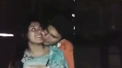 जॉइंट फैमिली देवर ने अंधेरे कमरे में की भाभी से चुम्मा चाटी