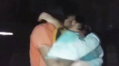 जॉइंट फैमिली देवर ने अंधेरे कमरे में की भाभी से चुम्मा चाटी