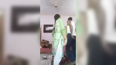 खूबसूरत बीवी ने किया पति से कपड़े उतार रोमांस