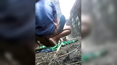 लड़के ने बंजर जगह पर पेली अपनी मणिपुरी गर्लफ्रेंड