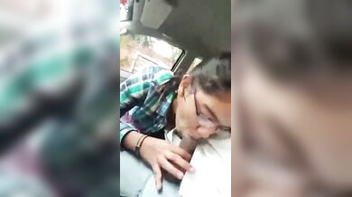 चश्मिश लड़की ने कार में चूसा अपने पापा के दोस्त का लौड़ा
