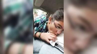 चश्मिश लड़की ने कार में चूसा अपने पापा के दोस्त का लौड़ा