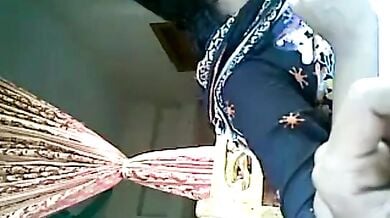 ट्यूशन टीचर ने दबाई स्टूडेंट लड़की के चुचें