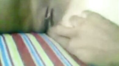 चुदाई से पहले नाजुक चूत की वैक्सिंग करती लड़की