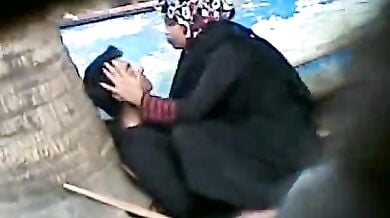 पार्क में बुर्का हिजाब वाली औरत और लड़के का सेक्स पकड़ा गया