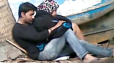 पार्क में बुर्का हिजाब वाली औरत और लड़के का सेक्स पकड़ा गया