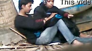 पार्क में बुर्का हिजाब वाली औरत और लड़के का सेक्स पकड़ा गया