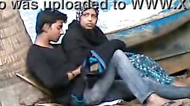 पार्क में बुर्का हिजाब वाली औरत और लड़के का सेक्स पकड़ा गया