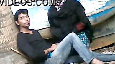 पार्क में बुर्का हिजाब वाली औरत और लड़के का सेक्स पकड़ा गया