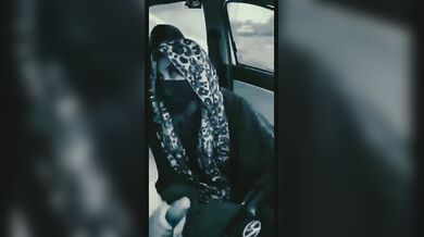 हिजाब बुरखा पहनी सबा ने कार में हिलाया लंड