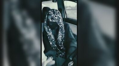 हिजाब बुरखा पहनी सबा ने कार में हिलाया लंड