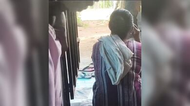 पड़ोसी भाभी के पीठ के पीछे लड़के ने मारी मुठ