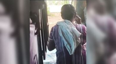 पड़ोसी भाभी के पीठ के पीछे लड़के ने मारी मुठ