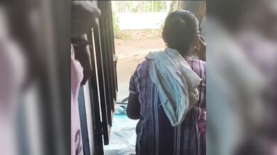 पड़ोसी भाभी के पीठ के पीछे लड़के ने मारी मुठ