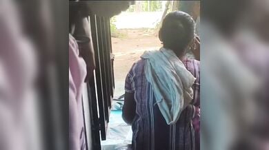 पड़ोसी भाभी के पीठ के पीछे लड़के ने मारी मुठ