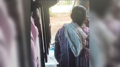 पड़ोसी भाभी के पीठ के पीछे लड़के ने मारी मुठ