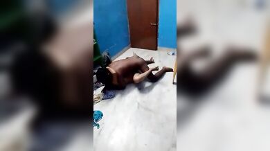 पति के मौजूदगी में बीवी गैर से नंगी चुदी